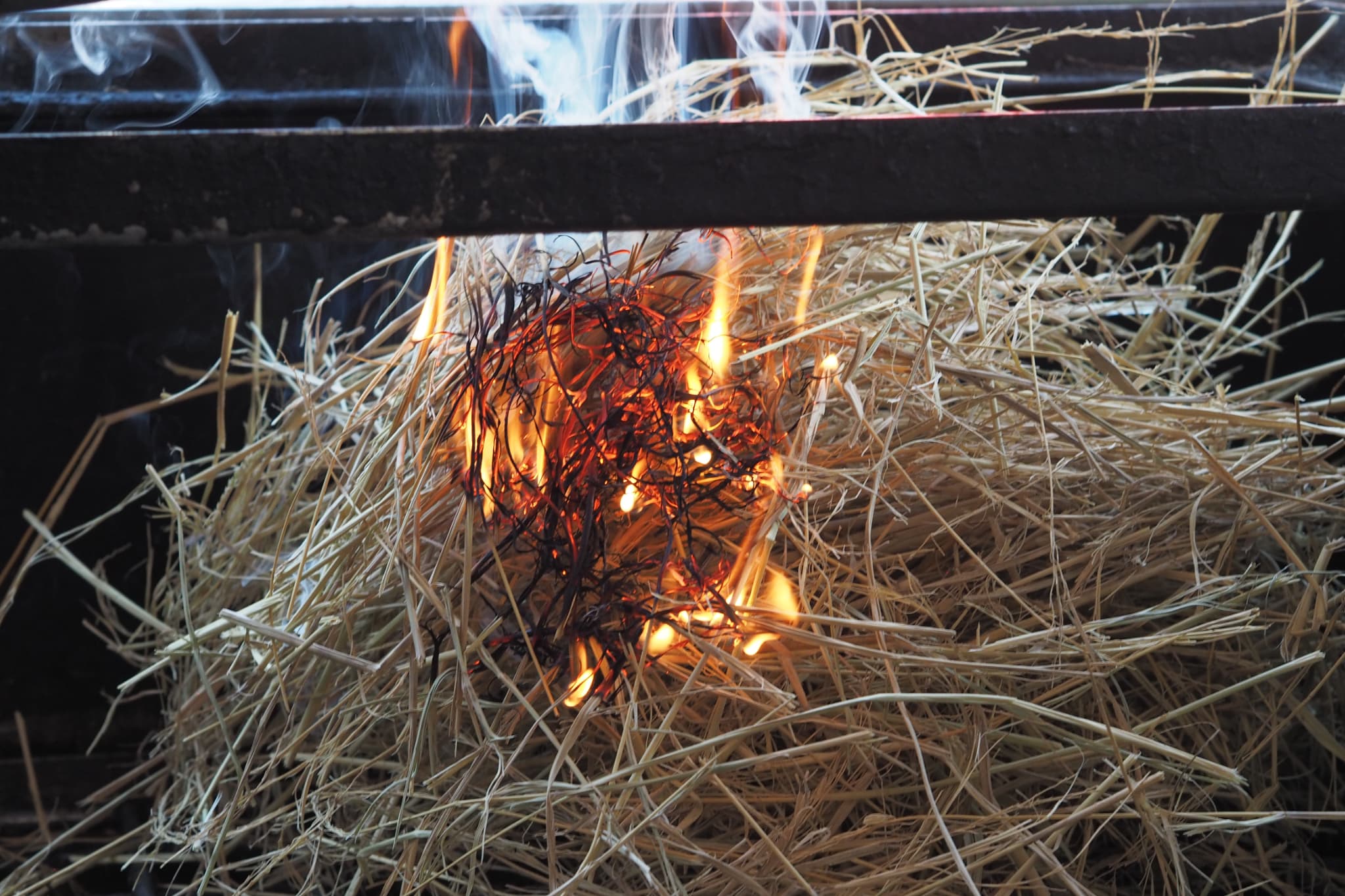 １Ｆでは藁焼きをしています！