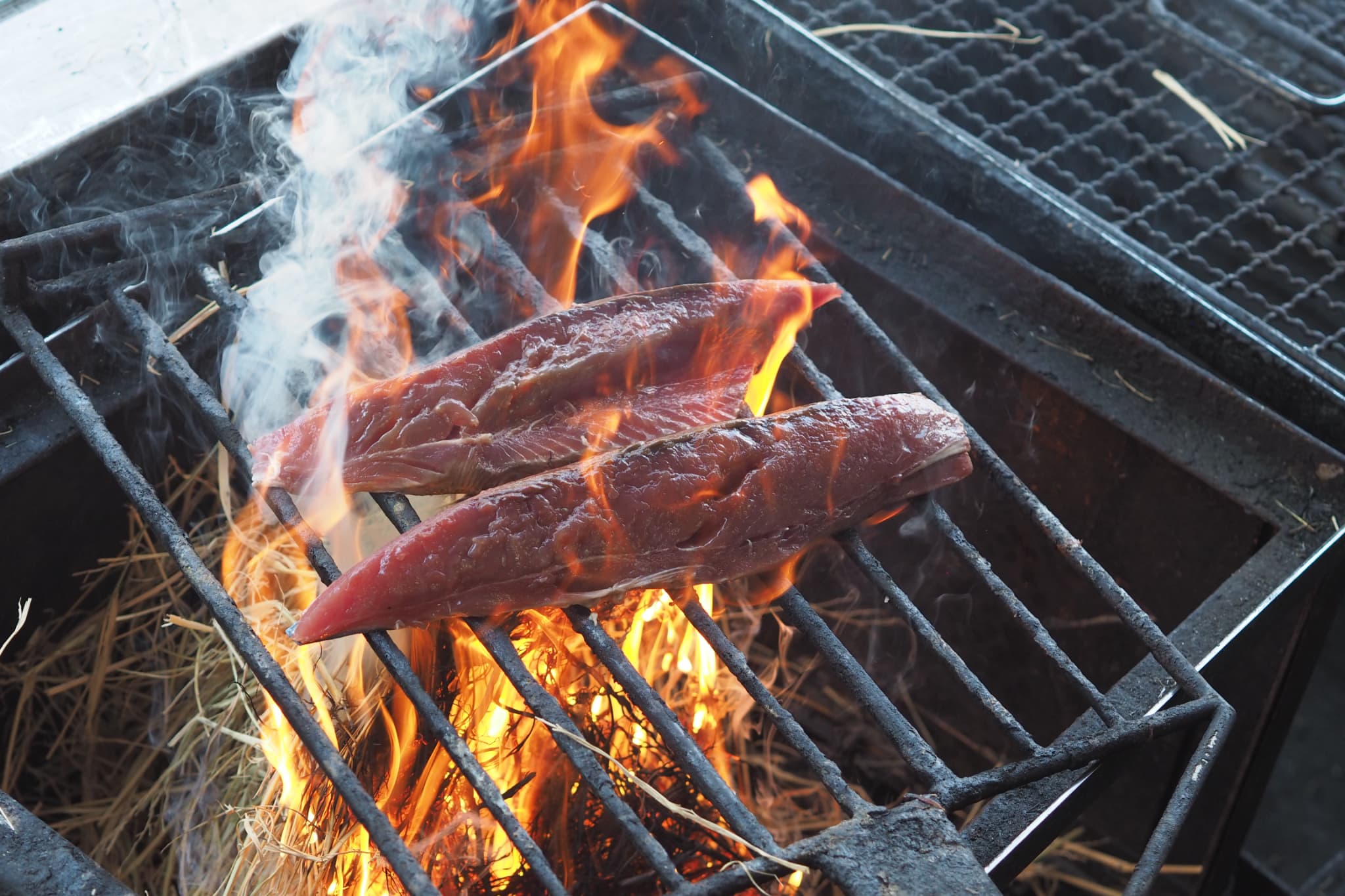 藁焼きの煙でスモークされながら直火でじっくり焼き上げます