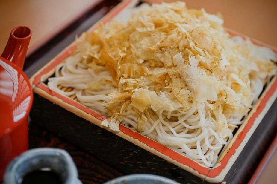 標津町、そば処福住総本店でしか味わえない、鮭ぶしを使用した元祖「鮭ざるそば」です。