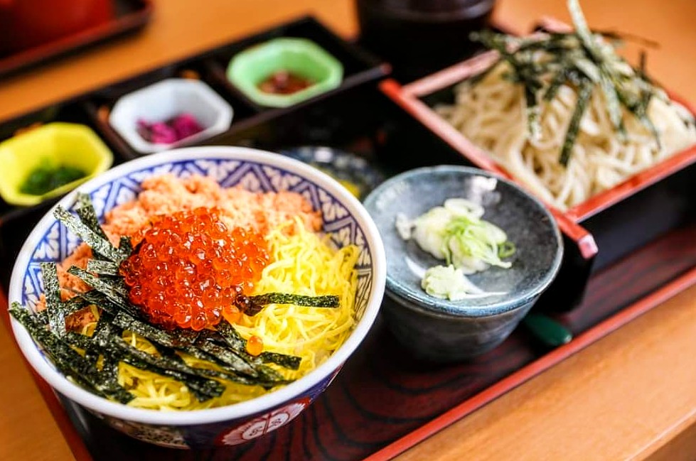 そばセットの「そば鮭親子丼蕎麦」は、温・冷とえらべます。