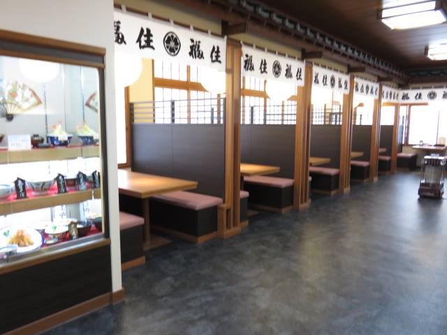 広々とした店内は、カウンター席のほか、個室の小上がりとテーブル席がございます。