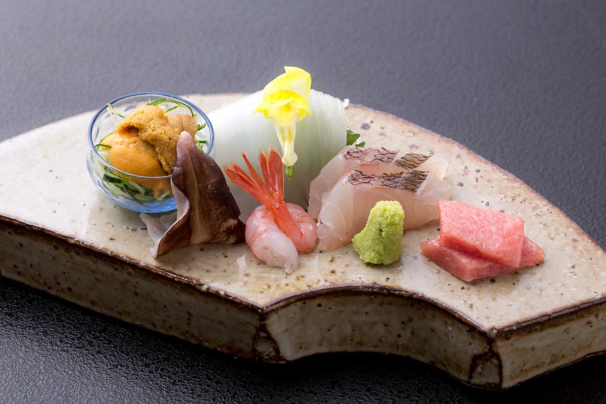 ４月からは定置網が入り、朝４：３０～のセリを『１番セリ』、２回目の７：４０～に始まるのが『二番セリ』と言われ、朝獲れの活きのいい魚が所狭しと集まります。