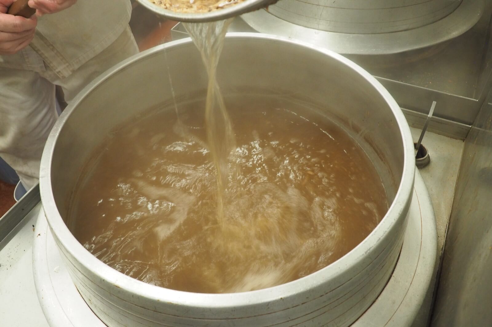 出汁が完成。かつおと昆布のコクを感じることができます。