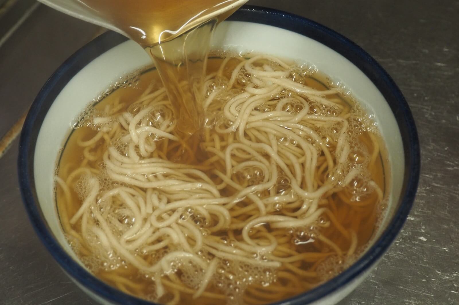 出汁とそばの「かけそば」が完成
